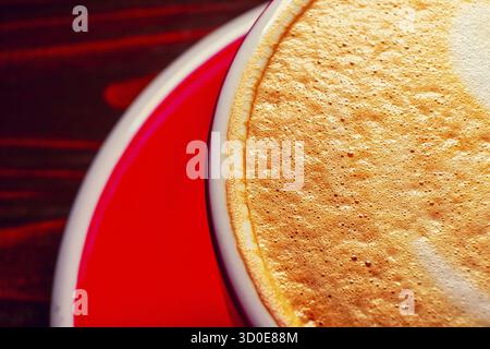 Tasse Milchkaffee wie Cappuccino oder Latte mit Kaffeeschaum oben, Detailbild Makrobild Stockfoto