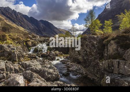 Der Fluss Coe entspringt am nordöstlichen Fuß des Buachaille Etive Beag in Schottland und fließt entlang des Glen Coe nach Westen. Nach dramatischen Wasserfällen am Pas Stockfoto