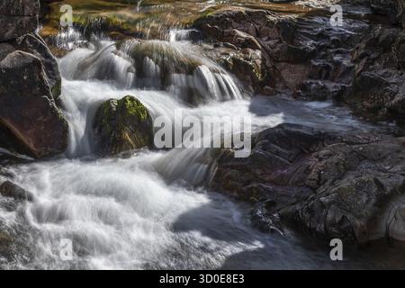 Der Fluss Coe entspringt am nordöstlichen Fuß des Buachaille Etive Beag in Schottland und fließt entlang des Glen Coe nach Westen. Nach dramatischen Wasserfällen am Pas Stockfoto
