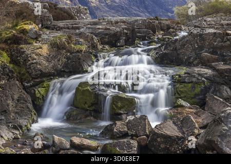 Der Fluss Coe entspringt am nordöstlichen Fuß des Buachaille Etive Beag in Schottland und fließt entlang des Glen Coe nach Westen. Nach dramatischen Wasserfällen am Pas Stockfoto