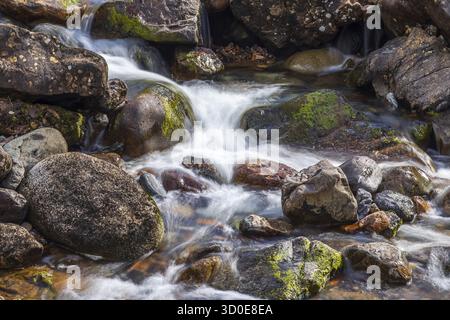 Der Fluss Coe entspringt am nordöstlichen Fuß des Buachaille Etive Beag in Schottland und fließt entlang des Glen Coe nach Westen. Nach dramatischen Wasserfällen am Pas Stockfoto