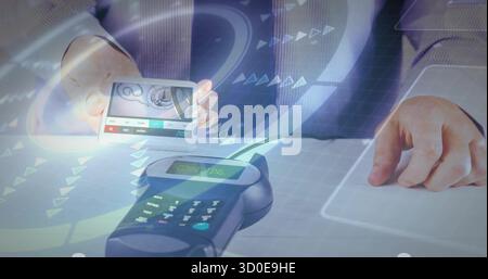 Bedienung geeigneter Hände durch Antippen des Zahlungsgeräts am POS-Terminal am Schalter mit holografischen Symbolen Stockfoto