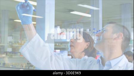 Zeigeforscher in Labormänteln studieren durchsichtige Tafel mit Pipettengestell im Labor, Kopierraum Stockfoto