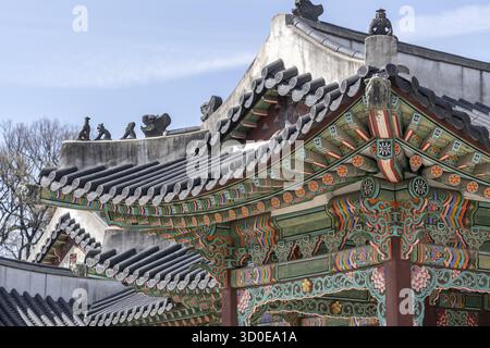 Verschiedene Architektur und traditionelle historische Elemente im Changdeok gung Palace in Seoul, Südkorea Stockfoto