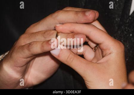 Nahaufnahme des Handwechsels von Eheringen während der Hochzeitszeremonie Stockfoto