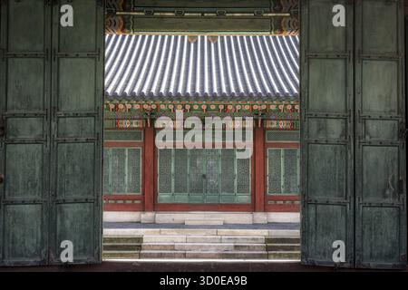 Einer der Haupteingänge zum Palast Changdeok gung in Seoul, Südkorea. Der Changdeokgung Palast ist einer von fünf Hauptpalästen in Seoul Stockfoto