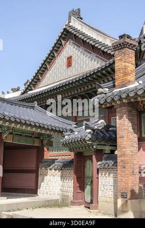 Verschiedene Architektur und traditionelle historische Elemente im Changdeok gung Palace in Seoul, Südkorea Stockfoto