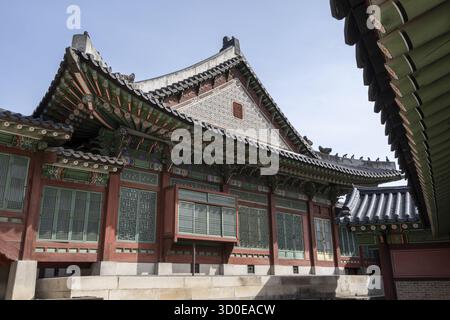 Verschiedene Architektur und traditionelle historische Elemente im Changdeok gung Palace in Seoul, Südkorea Stockfoto