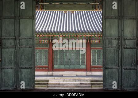 Einer der Haupteingänge zum Palast Changdeok gung in Seoul, Südkorea. Der Changdeokgung Palast ist einer von fünf Hauptpalästen in Seoul Stockfoto