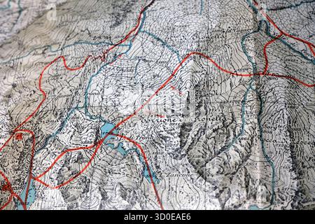Rom, Italien - 24. Oktober 2025: Topografische Karte mit Corno di Tronella (Alpen) und Konturlinien. Stockfoto