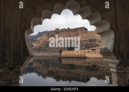 Amer Fort oder Bernsteinfort von der anderen Seite des Sees aus gesehen. Berühmtes touristisches Wahrzeichen in Jaipur, Indien Stockfoto