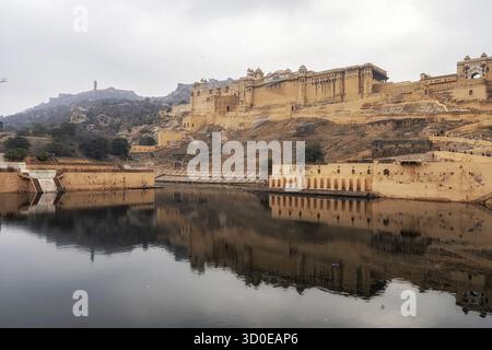 Amer Fort oder Bernsteinfort von der anderen Seite des Sees aus gesehen. Berühmtes touristisches Wahrzeichen in Jaipur, Indien Stockfoto