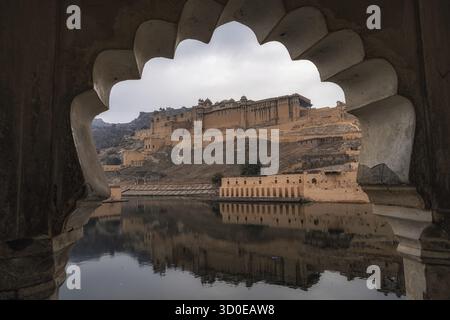 Amer Fort oder Bernsteinfort von der anderen Seite des Sees aus gesehen. Berühmtes touristisches Wahrzeichen in Jaipur, Indien Stockfoto