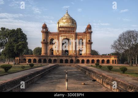 Safdarjung Grab Mausoleum Kuppel und die umgebende Grabkomplex Landschaft. Aufgenommen in Neu-delhi, Indien Stockfoto