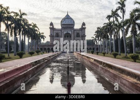 Safdarjung Grab Mausoleum Kuppel und die umgebende Grabkomplex Landschaft. Aufgenommen in Neu-delhi, Indien Stockfoto
