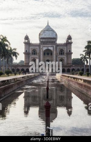 Safdarjung Grab Mausoleum Kuppel und die umgebende Grabkomplex Landschaft. Aufgenommen in Neu-delhi, Indien Stockfoto