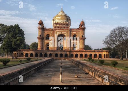 Safdarjung Grab Mausoleum Kuppel und die umgebende Grabkomplex Landschaft. Aufgenommen in Neu-delhi, Indien Stockfoto