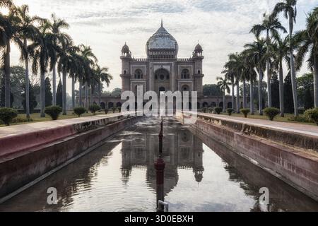 Safdarjung Grab Mausoleum Kuppel und die umgebende Grabkomplex Landschaft. Aufgenommen in Neu-delhi, Indien Stockfoto