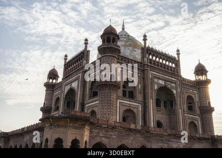 Safdarjung Grab Mausoleum Kuppel und die umgebende Grabkomplex Landschaft. Aufgenommen in Neu-delhi, Indien Stockfoto