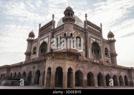 Safdarjung Grab Mausoleum Kuppel und die umgebende Grabkomplex Landschaft. Aufgenommen in Neu-delhi, Indien Stockfoto