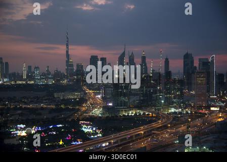 DUBAI - 15. NOVEMBER: Downtown Dubai bei spektakulärem Sonnenuntergang. Blick vom Dubai Golden Frame, 15. November 2019, VAE. Unglaublich schön modern Stockfoto