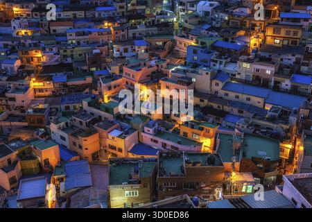 Busan Gamcheon Kulturdorf Nachtblick. Das Dorf Gamcheon ist eine berühmte Touristenattraktion mit Treppenhäusern am Fuße der Berge Stockfoto