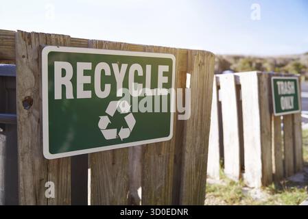 Recycling und Abfall Informationen Schild am öffentlichen Strand Stockfoto