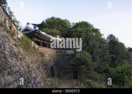 Die Festungsmauer der Namhansanseong-Festung mit Westtor in Seoul, Südkorea Stockfoto