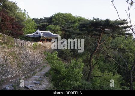 Die Festungsmauer der Namhansanseong-Festung mit Westtor in Seoul, Südkorea Stockfoto