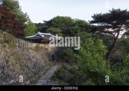 Die Festungsmauer der Namhansanseong-Festung mit Westtor in Seoul, Südkorea Stockfoto