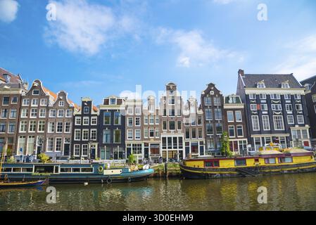 Amsterdam, Niederlande, 20. April 2017: Schöne Aussicht auf die Grachten von Amsterdam mit Booten und typisch holländischen Häusern. Holland, Niederlande. Schöne Aussicht Stockfoto