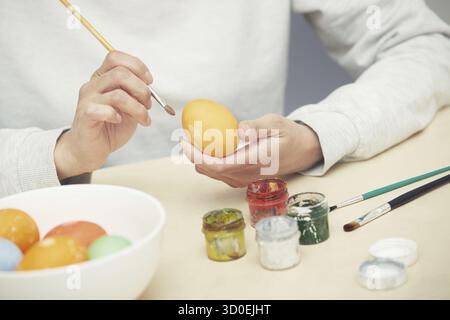 Frau, vorbereiten und Ostereier zu sterben Stockfoto