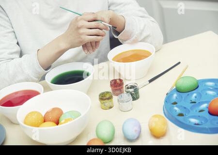 Frau, vorbereiten und Ostereier zu sterben Stockfoto