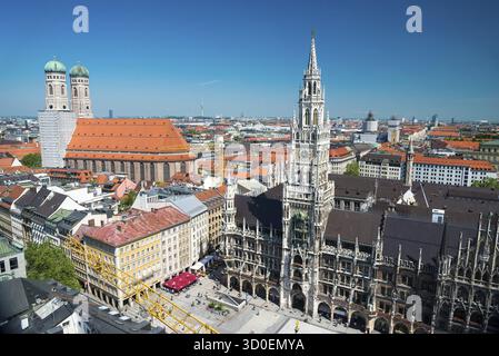 Luftaufnahme auf dem Marienplatz Rathaus und Frauenkirche in München, Deutschland, München, Deutschland Stockfoto