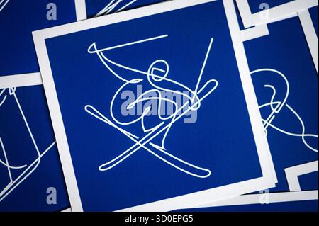 MAILAND, ITALIEN, 20. OKTOBER 2025: Blaues Piktogramm für das Olympische Winterspiel 2026 in Mailand und Cortina. Piktogramme anderer Sportarten in Bac Stockfoto