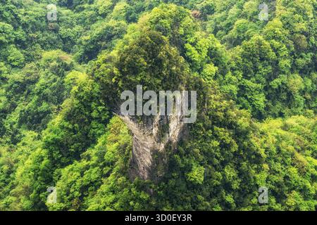 Aussichtspunkt des Tianmen Berges vom Hängesteg an den Klippen. Der tianmen-Berg liegt in zhangjiajie, china Stockfoto