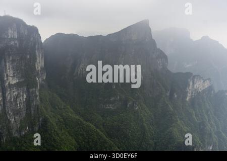 Aussichtspunkt des Tianmen Berges vom Hängesteg an den Klippen. Der tianmen-Berg liegt in zhangjiajie, china Stockfoto