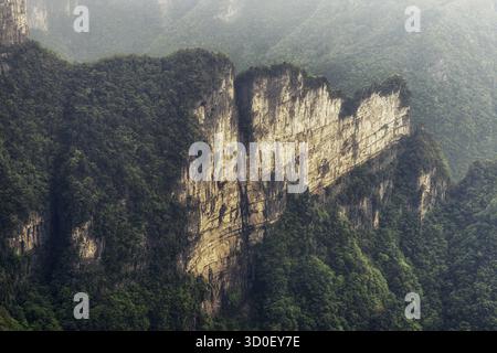 Aussichtspunkt des Tianmen Berges vom Hängesteg an den Klippen. Der tianmen-Berg liegt in zhangjiajie, china Stockfoto