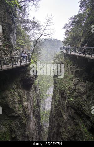 Aussichtspunkt des Tianmen Berges vom Hängesteg an den Klippen. Der tianmen-Berg liegt in zhangjiajie, china Stockfoto