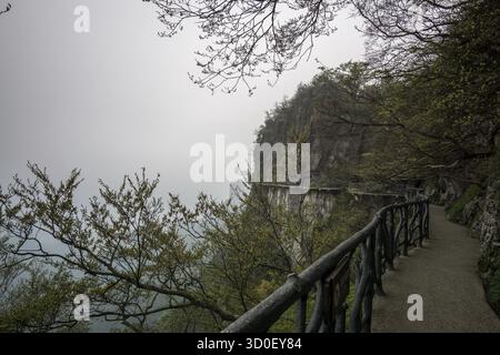 Aussichtspunkt des Tianmen Berges vom Hängesteg an den Klippen. Der tianmen-Berg liegt in zhangjiajie, china Stockfoto