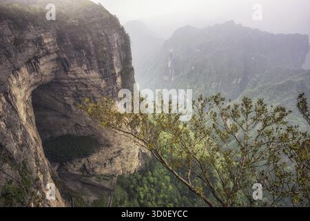 Aussichtspunkt des Tianmen Berges vom Hängesteg an den Klippen. Der tianmen-Berg liegt in zhangjiajie, china Stockfoto