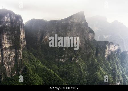 Aussichtspunkt des Tianmen Berges vom Hängesteg an den Klippen. Der tianmen-Berg liegt in zhangjiajie, china Stockfoto
