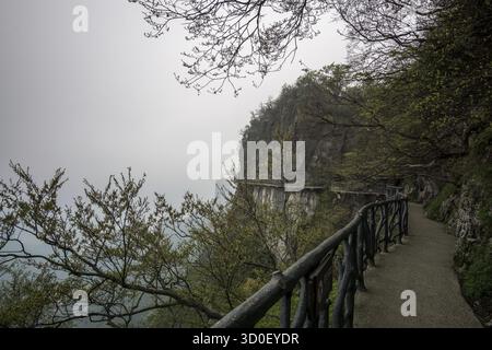 Aussichtspunkt des Tianmen Berges vom Hängesteg an den Klippen. Der tianmen-Berg liegt in zhangjiajie, china Stockfoto