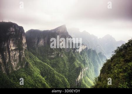 Aussichtspunkt des Tianmen Berges vom Hängesteg an den Klippen. Der tianmen-Berg liegt in zhangjiajie, china Stockfoto