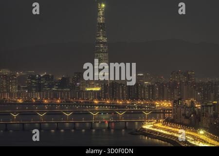 Nächtlicher Blick über den Fluss han auf dem Gipfel des Aussichtspunkts Eungbongsan Mountain. In der Ferne befindet sich der lotte Tower in Seoul, Südkorea Stockfoto