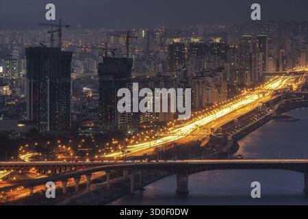 Nächtlicher Blick über den Fluss han auf dem Gipfel des Aussichtspunkts Eungbongsan Mountain. In der Ferne befindet sich der lotte Tower in Seoul, Südkorea Stockfoto