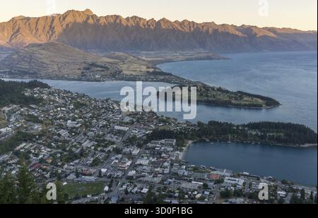 Queenstown Sonnenuntergang vom Aussichtspunkt Skyline Gondel. Aufgenommen im Sommer in Neuseeland Stockfoto