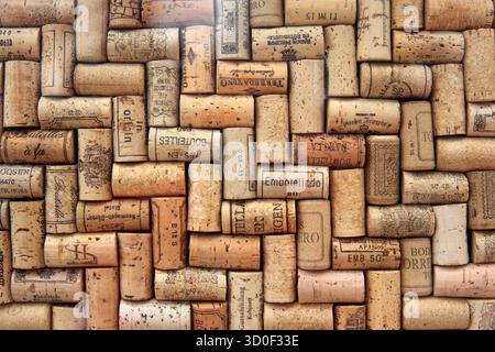 Korken aus Weinflaschen, die in einem regelmäßigen Muster angelegt sind, Weinkorken, Rotwein Stockfoto