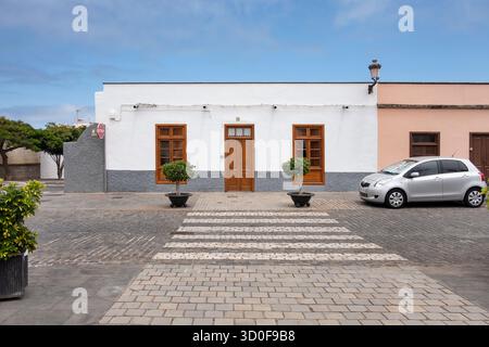 Malerische Kopfsteinpflasterstraße im historischen Zentrum der kleinen nördlichen Stadt, die mit den typischen und charmanten kanarischen Häusern in Buenavista del Norte aufgereiht ist Stockfoto