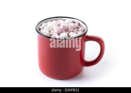 Heißes Schokoladengetränk mit Marshmallows in rotem Becher isoliert auf weißem Hintergrund Stockfoto